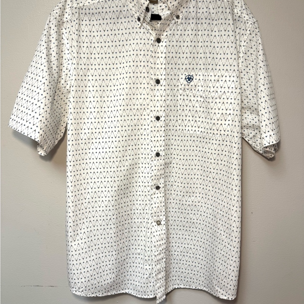 Ariat Men's White buck head Patterned button down short sleeve shirt Men’s L